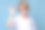 戴眼镜的老女人微笑着做完美手势。图片下载