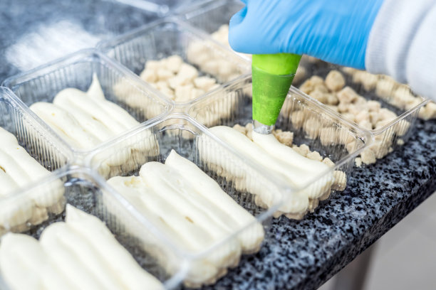 食品的工业生产糖果商在工厂里制作美味的甜点。图片下载