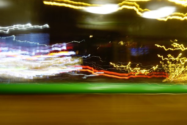 在巴士上旅行在光线的踪迹中抽象图片下载