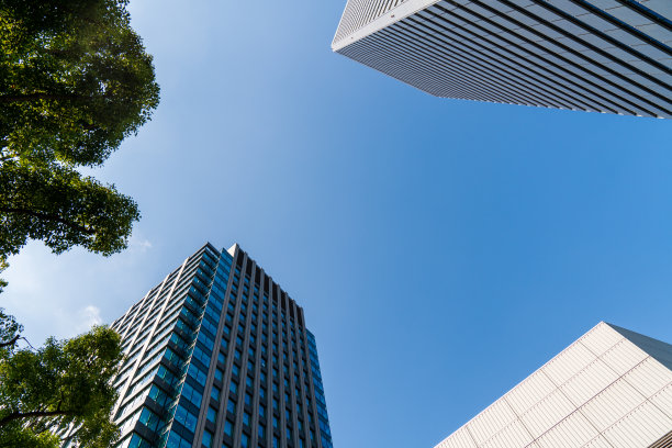 日本现代建筑的低角度图片下载