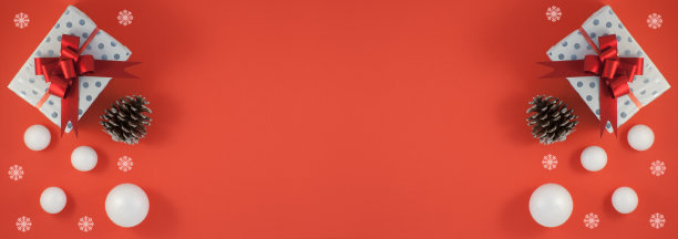 圣诞红的背景。礼品或礼盒及节日装饰俯视图。松果和装饰雪球，新年贺卡图片下载