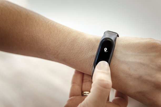 一个面目全非的人在用智能手表素材图片