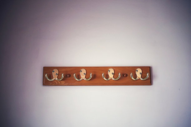 简单的复古衣架，用钩子挂在白色的墙上图片下载