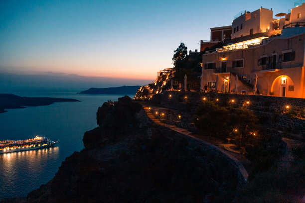 在夏天的晚上偶然看到的菲拉首都圣托里尼。低光照片图片下载