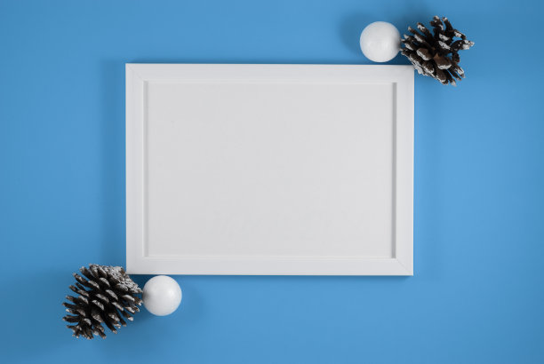 白色框架和圣诞装饰在蓝色的背景。平的。方模型。请柬或贺卡图片下载