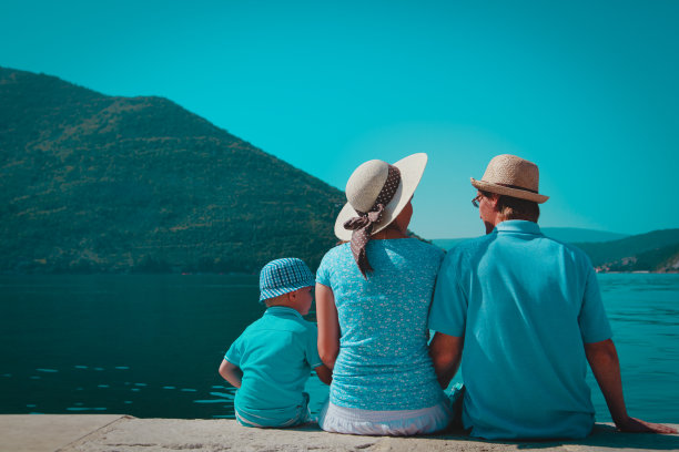 一个幸福的家庭带着孩子在黑山的科托尔湾看风景图片下载