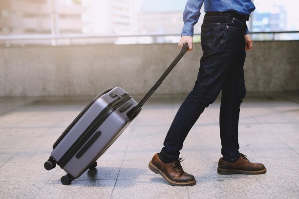 人们带着行李前往公共交通大楼，登上交通工具或飞机图片下载