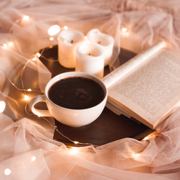 带书的热巧克力图片下载