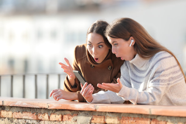 惊讶的女人在冬天打电话听音乐图片下载