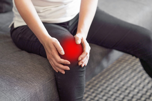 感到关节疼痛，有健康问题并用手触摸腿部的女人图片下载