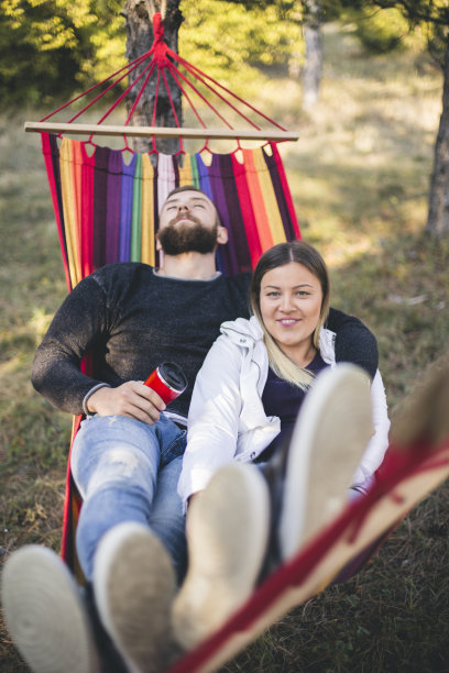 浪漫的潮人夫妇在吊床上休息图片下载