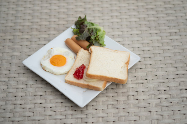 早餐摆好放在桌子上，准备吃。美味的早餐。图片下载