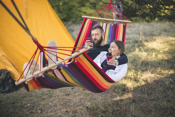 浪漫的潮人夫妇在吊床上休息图片下载