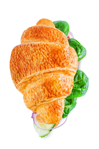 熏鲑鱼，乳清干酪，黄瓜，牛角面包在一个白色孤立的背景图片下载