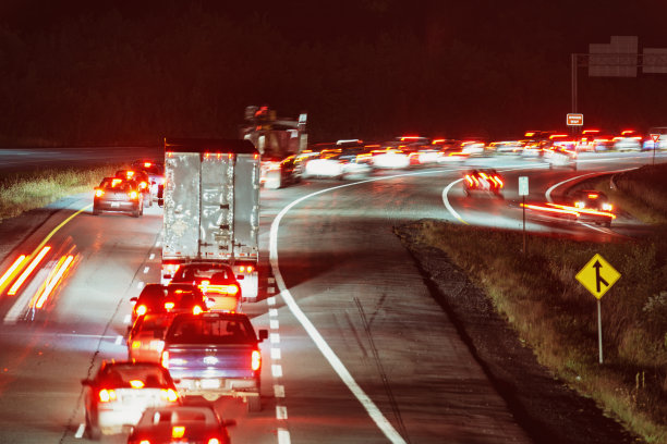 夜间公路交通图片下载