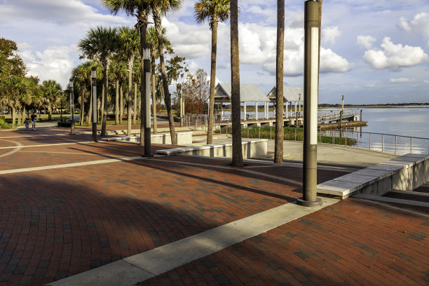 佛罗里达的冬天与美国其他地方不同。这就是基西米，湖畔公园，有慢跑和自行车道，野餐亭，钓鱼码头和码头图片下载