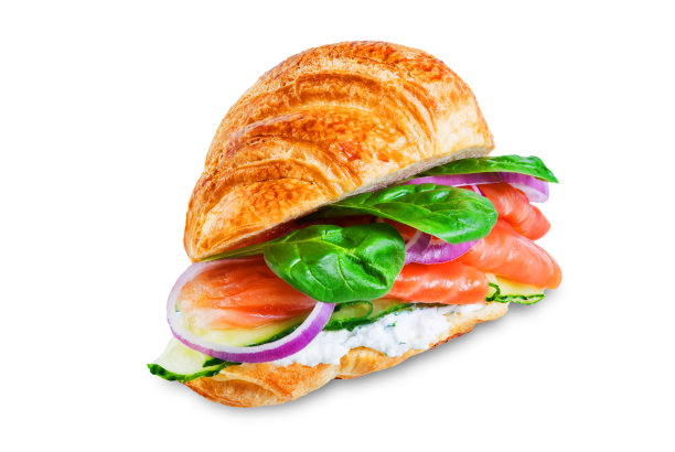 熏鲑鱼，乳清干酪，黄瓜，牛角面包在一个白色孤立的背景图片下载