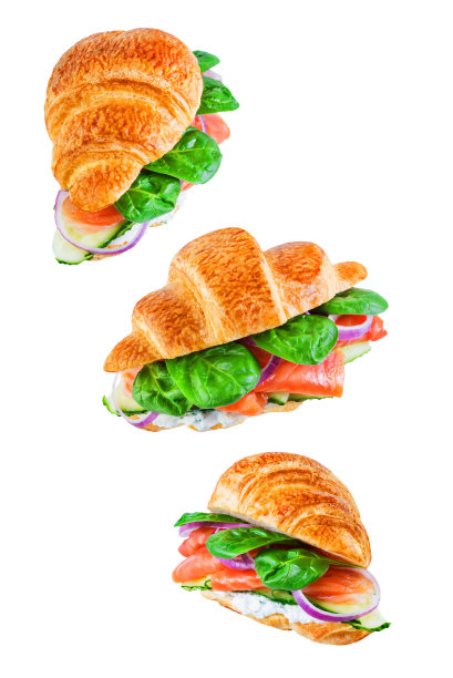 熏鲑鱼，乳清干酪，黄瓜，牛角面包在一个白色孤立的背景图片下载