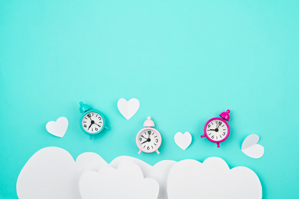 白纸做的心，闹钟和云朵在tuquiose背景。圣瓦伦丁，母亲节，生日贺卡，请柬，庆祝概念图片下载