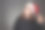 少女长头发，红色圣诞老人帽，黑色运动衫和眼镜图片下载