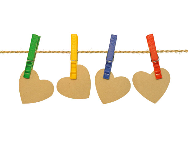 彩色衣夹纸心。图片下载