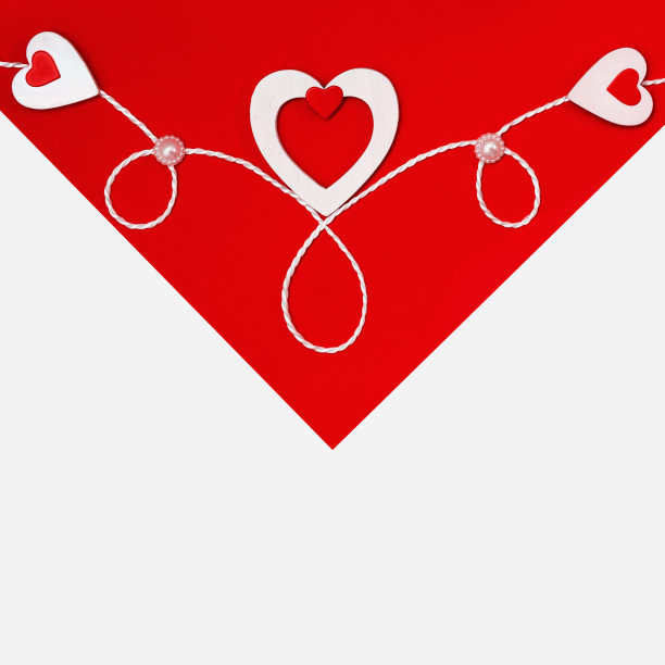 情人节作文的俯视图与一个白色的信封，你可以看到一张红色的卡片，白色的心和一条丝带。节日概念，贺卡，背景。图片下载