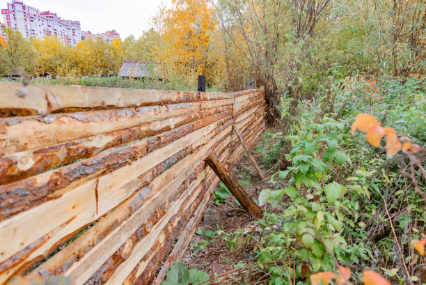 在农村的地上有支撑的木栅栏图片下载