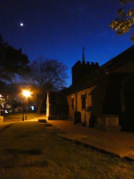 墓地和月亮之夜的教堂图片下载