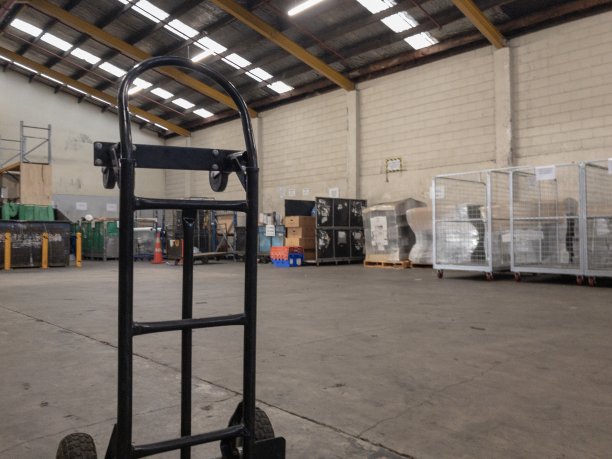 运送货物和行李的手推车图片下载