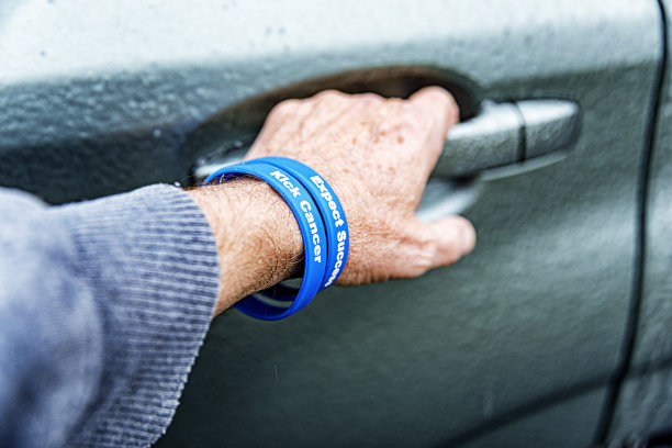 佩戴支持腕带的癌症幸存者图片下载