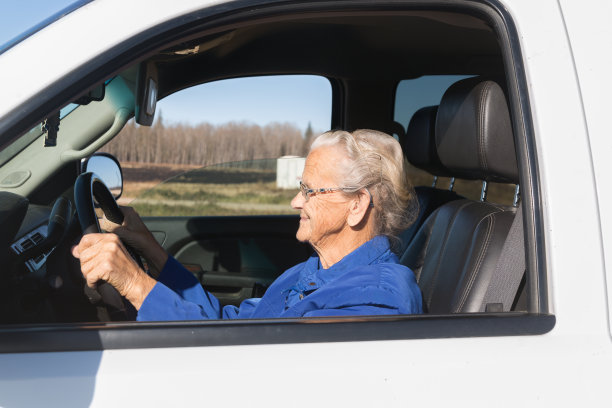 车上一位老妇人的侧视图图片下载