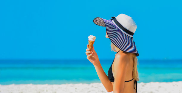 热带海滩上戴着帽子的健康女孩。性感的比基尼身体女人在天堂热带海滩。美丽健美的女孩在旅游度假。时尚照片性感火辣漂亮的女孩模特。图片下载