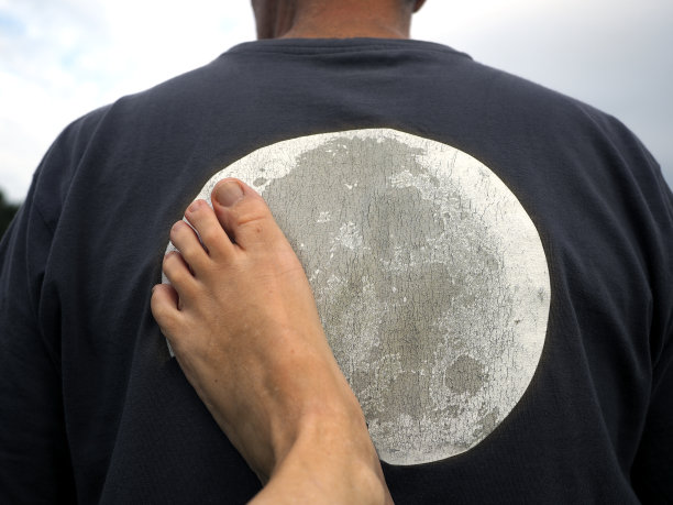 第一位登上月球的女性图片下载