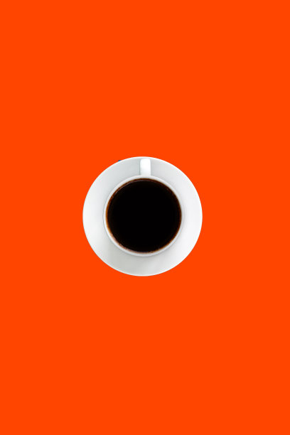 黑咖啡在白色杯碟，蓝色背景与空白文字，不健康的食品概念图片下载