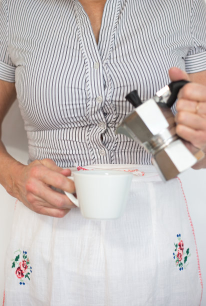 从老式摩卡壶倒浓缩咖啡，特写图片下载