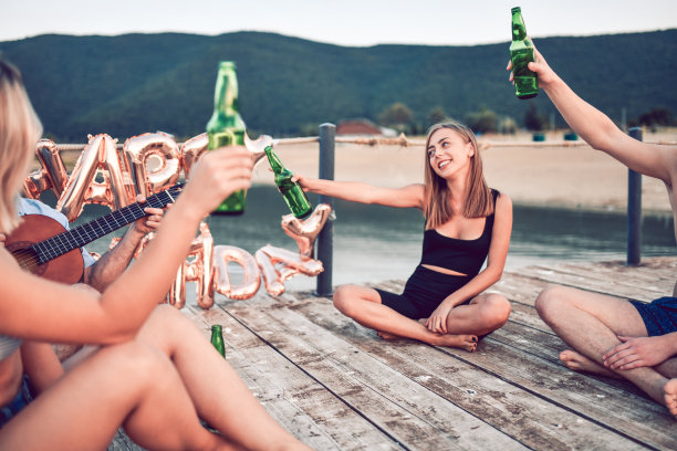 音乐和啤酒带我们去了海滩图片下载