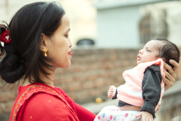 户外母亲抱着新生儿图片下载