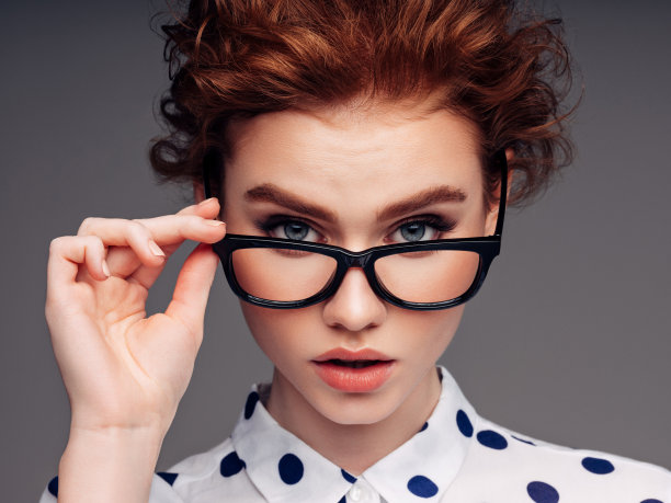 戴眼镜的漂亮女孩图片下载