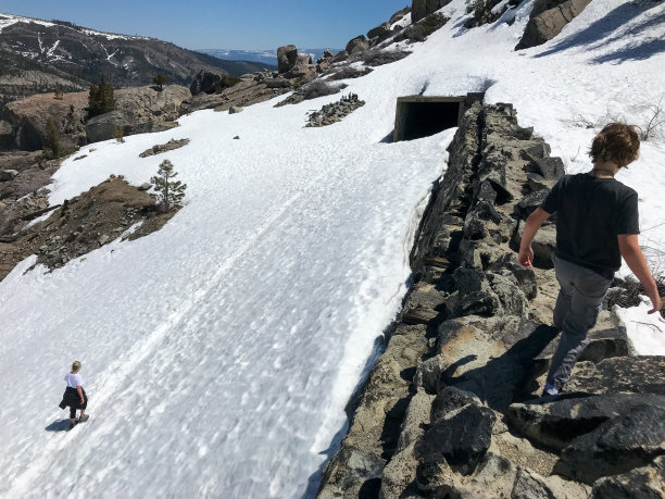 祖母和孙子在唐纳湖上的冒险，加利福尼亚。图片下载