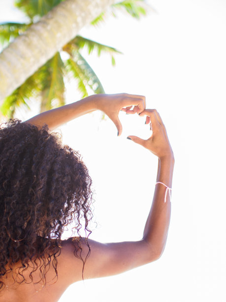 为绍纳岛竖起爱心和大拇指图片下载