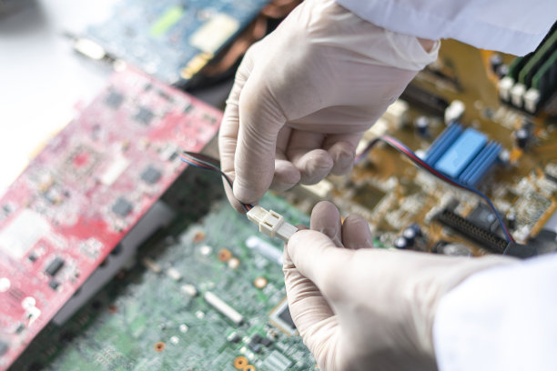 手握电子元器件工作在电子实验室进行研究，发展科技产业图片下载