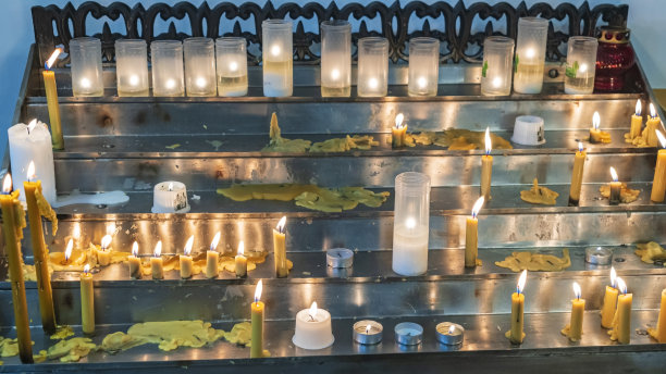 教堂里燃烧的蜡烛和灯。圣诞节和复活节的概念。图片下载