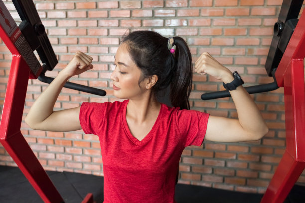 图片可爱的亚洲女人在健身房锻炼肌肉，健康的生活方式的概念图片下载