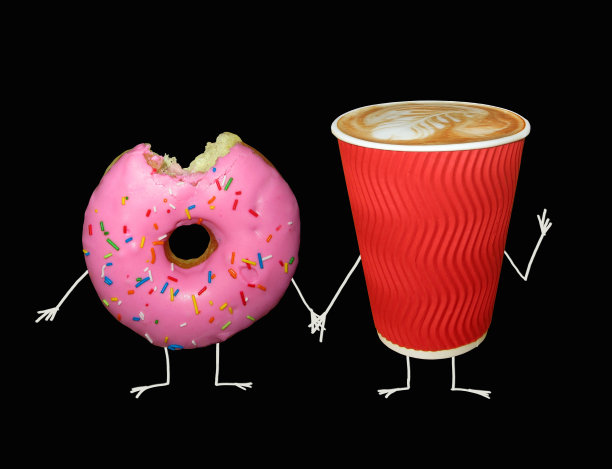 一杯粉红甜甜圈的咖啡图片下载