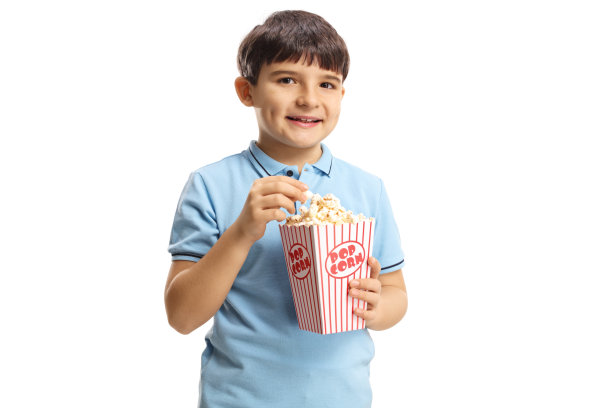 孩子拿着爆米花盒图片下载