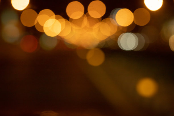 模糊的城市灯光在夜晚。图片下载