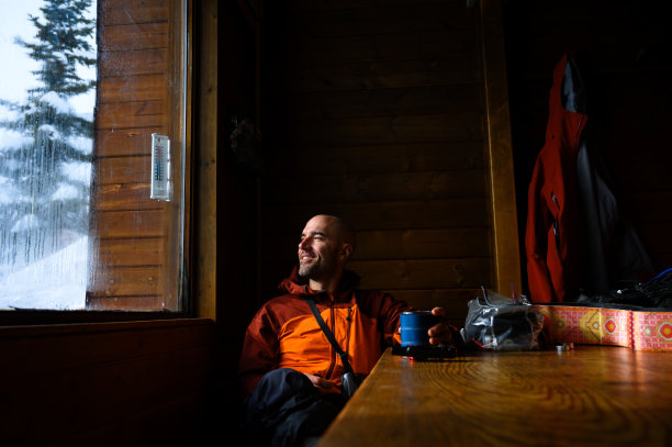 在一个公共小屋中休息的登山探险家图片下载