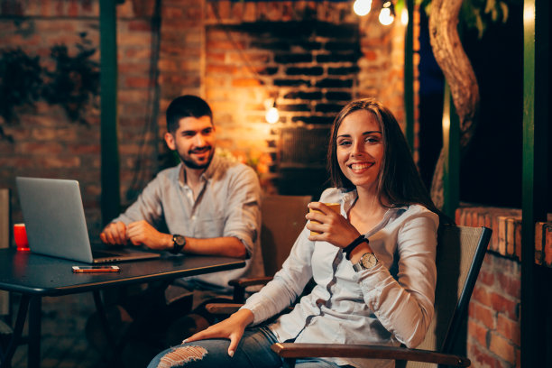 夫妇在后院图片下载