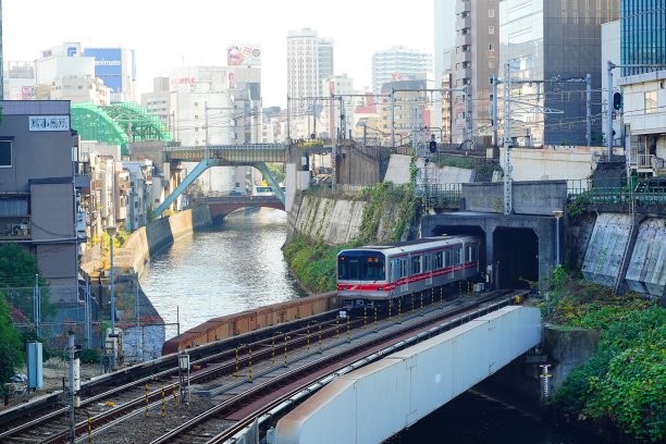 东京地铁通勤列车穿过城市。图片下载