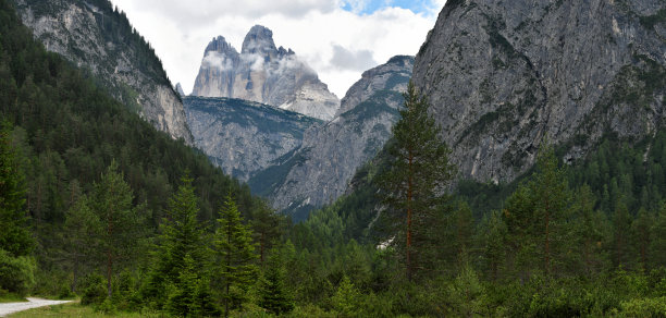意大利Cortina d'Ampezzo附近的Sexten Dolomites中，从Valle di Landro拍摄的Tre Cime di Lavaredo或Drei Zinnen白云岩群的壮观全景。图片下载